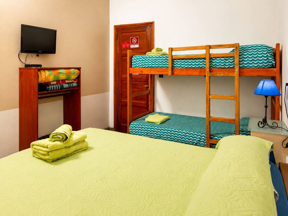 Habitación familiar cuádruple con cuatro camas